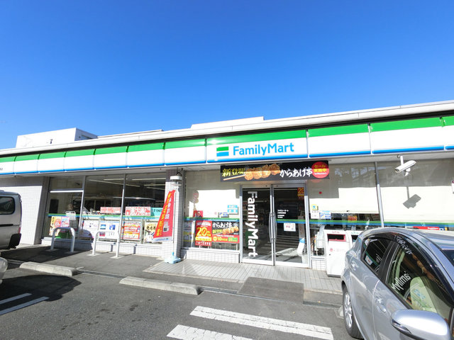 コンビニ　ファミリマート（コンビニ）まで563m