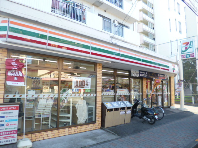 コンビニ　セブンイレブン（コンビニ）まで132m