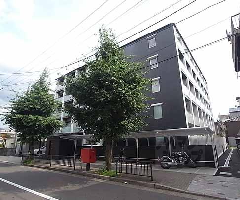 建物外観　建物前面に駐車場があります