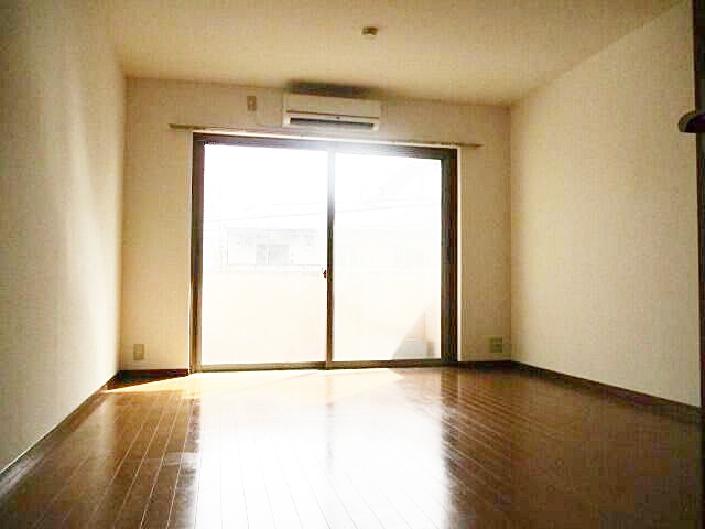 居室・リビング　10.5帖の広々居室を自由にレイアウトお楽しみくださいませ♪