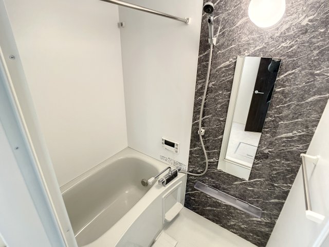 バス・シャワールーム　掲載写真は同型モデルを掲載しており実際のお部屋と仕様等が異な