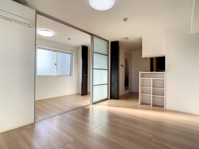 居室・リビング　掲載写真は同型モデルを掲載しており実際のお部屋と仕様等が異な