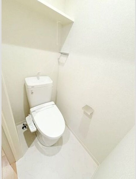 トイレ　快適な温水洗浄便座トイレです