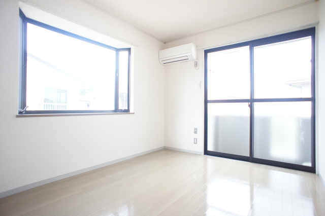 居室・リビング　２面採光なので、明るく風通しのよい過ごしやすいお部屋です♪