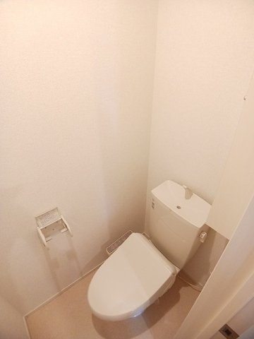 トイレ　落ち着いた色調のトイレです