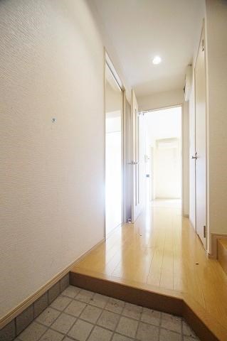玄関　※同物件別部屋参考画像