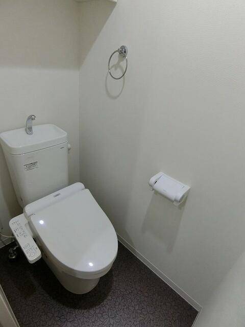 トイレ　温水洗浄便座付きです