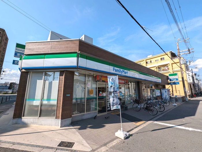 コンビニ　ファミリーマート（コンビニ）まで200m