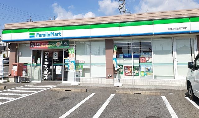 コンビニ　ファミリーマート（コンビニ）まで550m