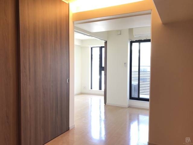 居室・リビング　奥の部屋へ