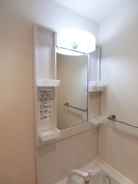 洗面設備　朝に嬉しい独立洗面台です。