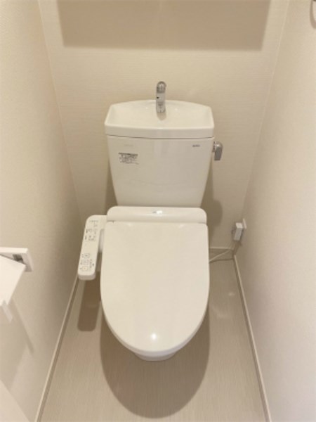 トイレ　温水洗浄便座付きのトイレです。