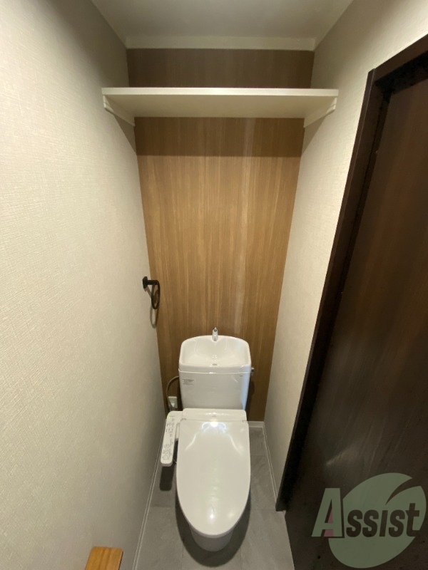 トイレ　トイレは温水洗浄便座付きで上部には収納スペースも！