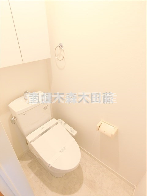 トイレ　棚収納と温水暖房便座付きのトイレ