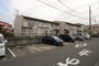 建物外観　南面駐車場の為、日当り良好！！　＊駐車場は他社管理