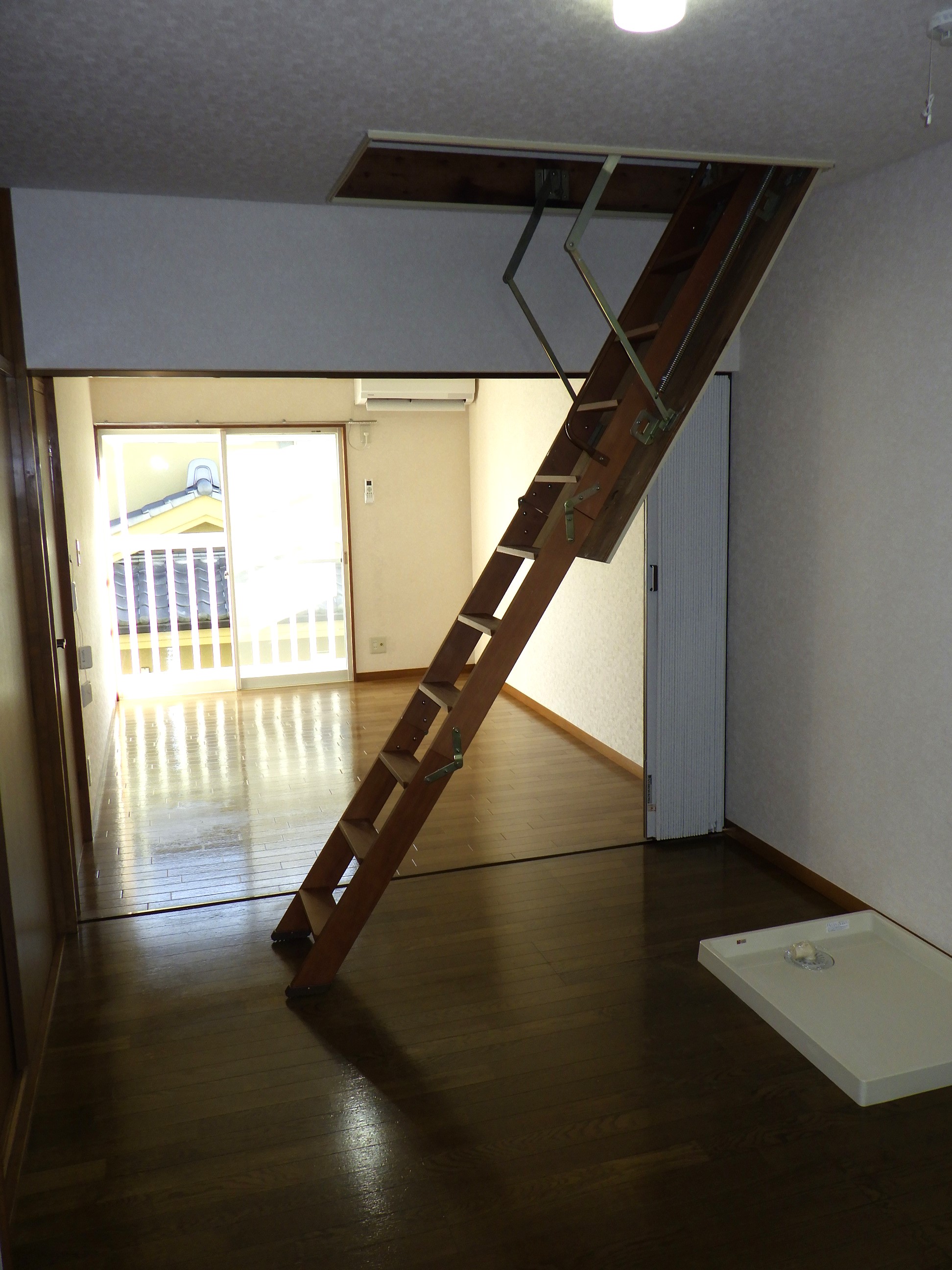 その他設備　ロフト階段（収納式）