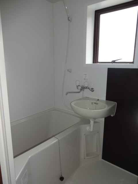 バス・シャワールーム　窓付きで換気ができます★