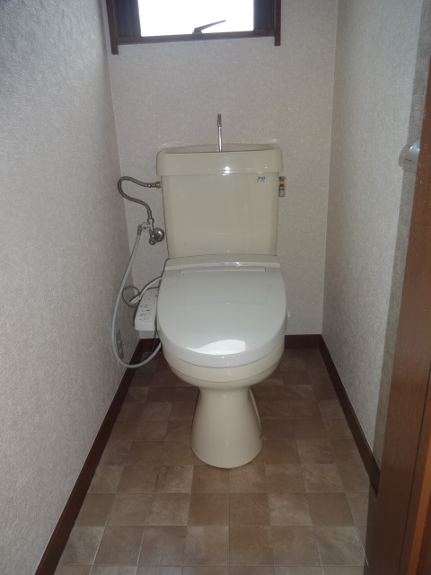 トイレ　温水清掃便座付きです♪