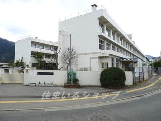 【広島市安佐北区亀山のアパートの小学校】