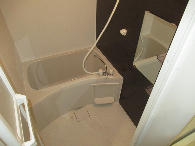 バス・シャワールーム　お風呂・トイレ別のお風呂になります。