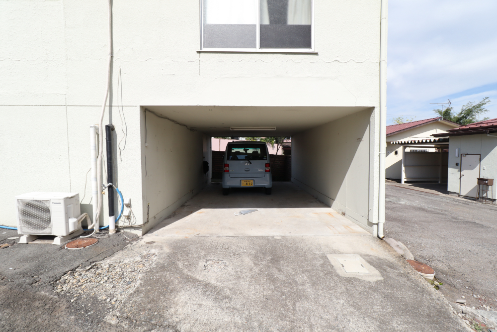 庭　一階はガレージ・大型倉庫になっています。