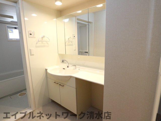 洗面設備　明るい洗面所です