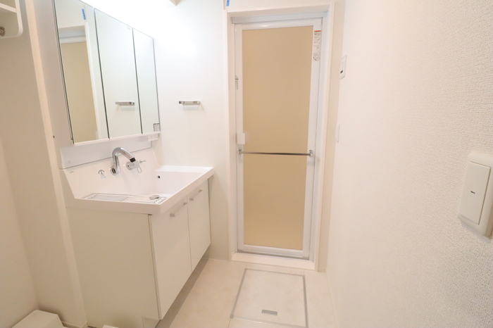 洗面設備　3面鏡付きの独立洗面台です。