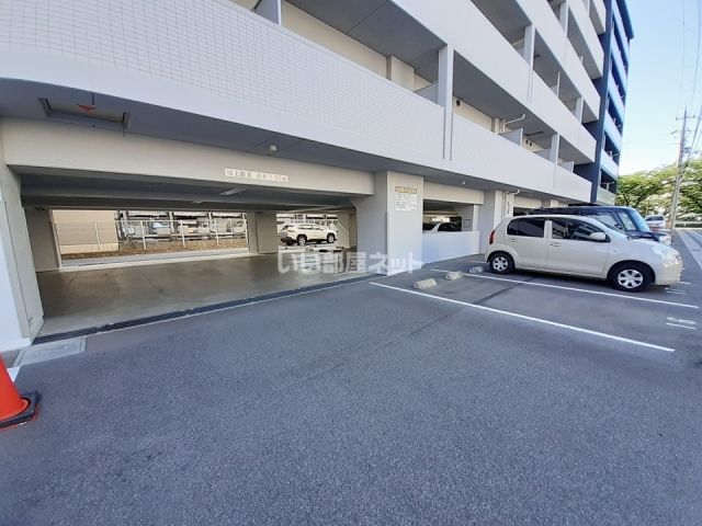 【奈良市芝辻町のマンションの駐車場】