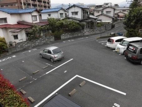 【北九州市八幡西区下上津役のアパートの駐車場】