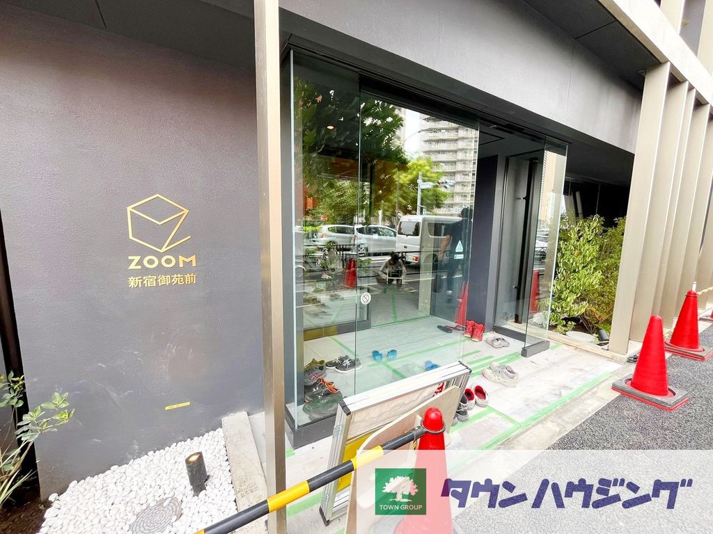 【ZOOM新宿御苑前のエントランス】