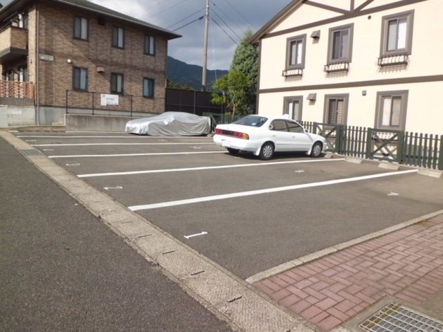 【クレストの駐車場】