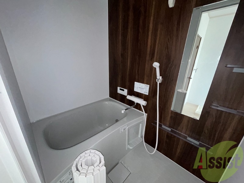 バス・シャワールーム　浴室です。木目調の壁がおしゃれでリラックスできそうです。