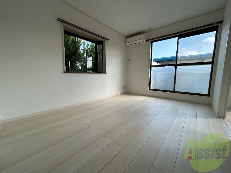 居室・リビング　こちらはリビングです。最上階で出窓もあります。