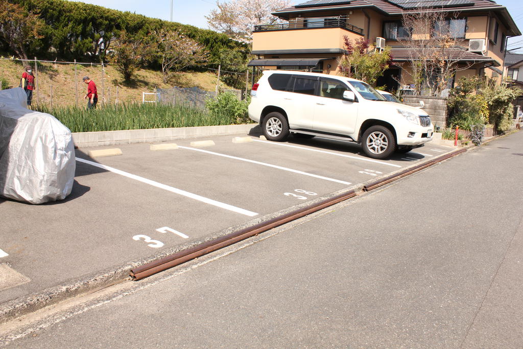 【広島市佐伯区利松のマンションの駐車場】