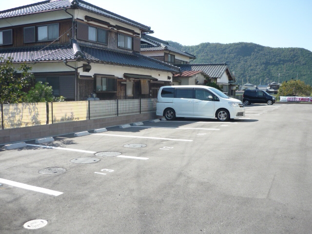 【神崎郡市川町千原のアパートの駐車場】