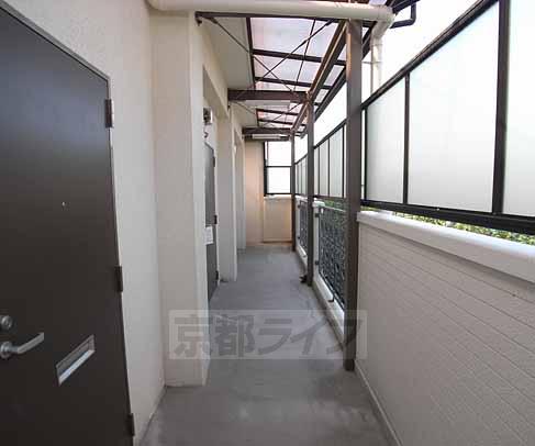 その他共有部分　廊下にも目隠しがちゃんとついてます。