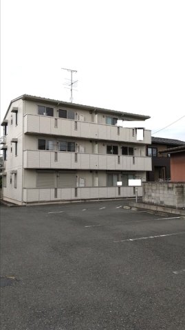 館林市松原のアパートの建物外観