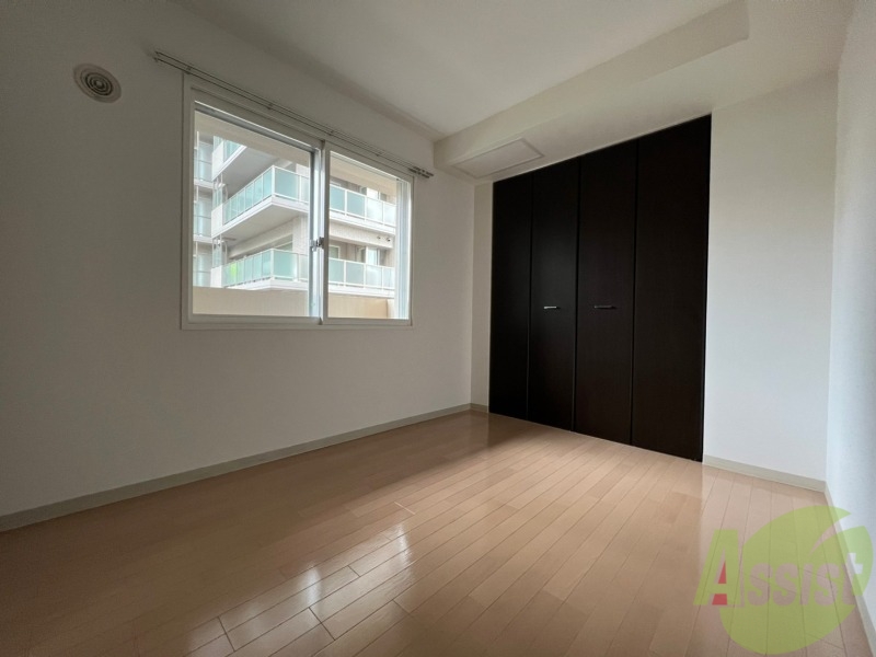 その他部屋・スペース　こちらが寝室です。窓が大きくて明るいですね。