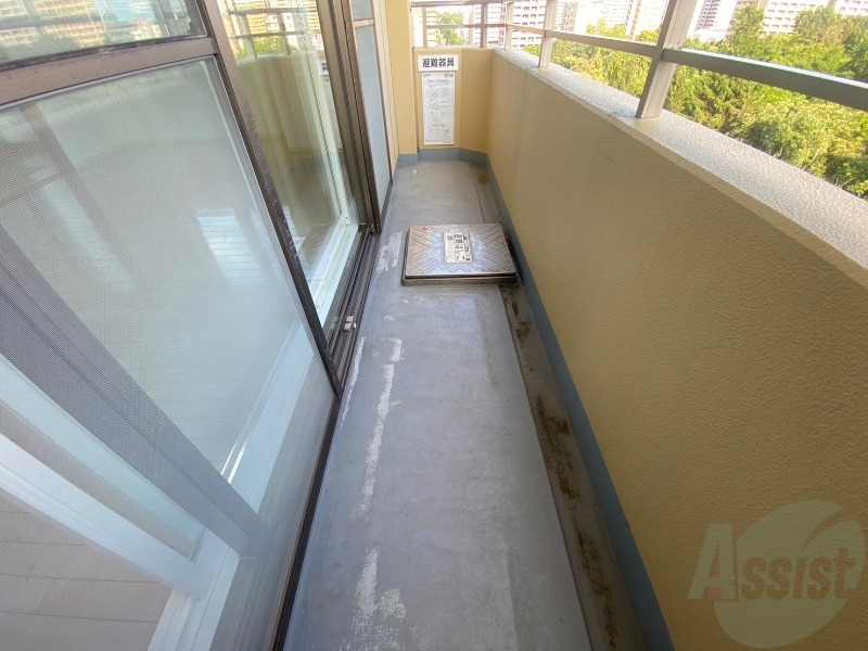 バルコニー　バルコニーは幅も広く全てのお部屋から出入りできます。