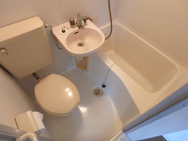 バス・シャワールーム　コンパクトで使いやすいお風呂です