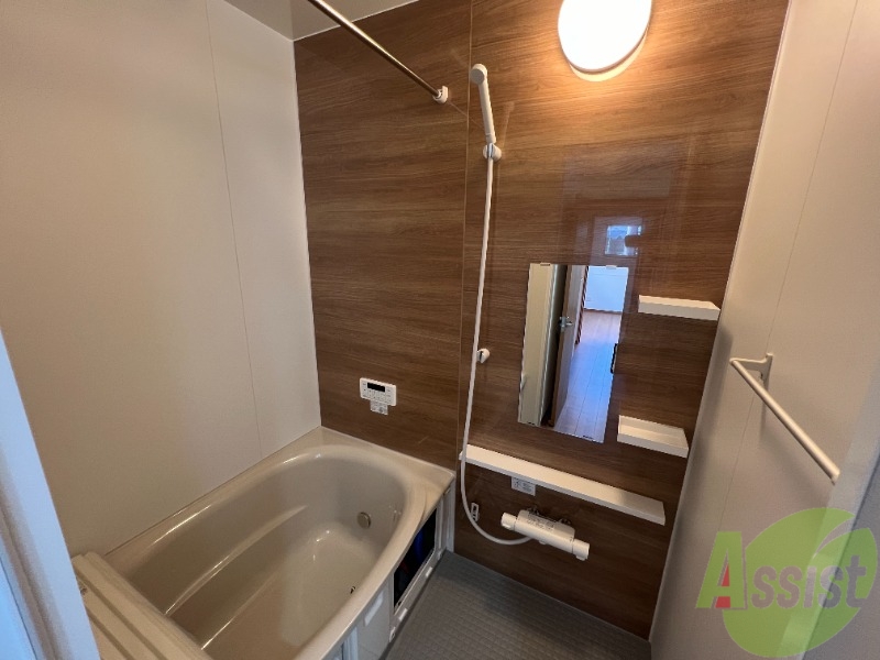 バス・シャワールーム　浴室は、木目調になっていて落ち着いてリラックスできそうです