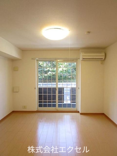 居室・リビング　日当たり良好で明るいお部屋です。