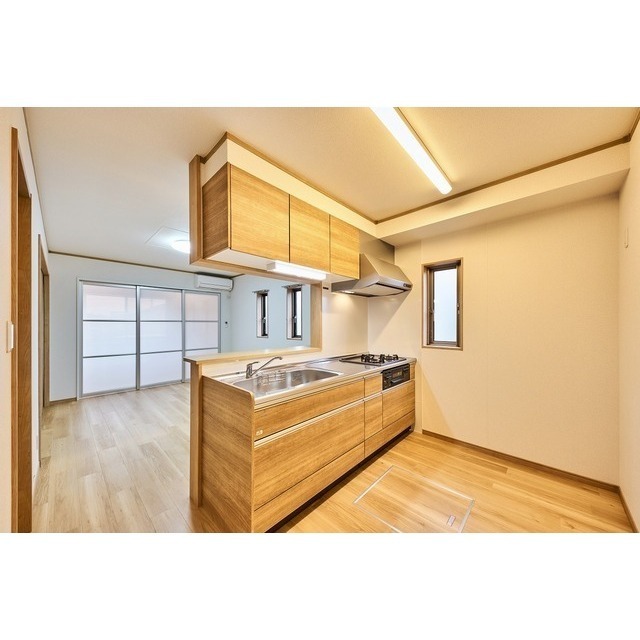 キッチン　３口ガスコンロつき　※中部屋のため小窓なし