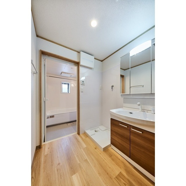 洗面設備　三面鏡洗面化粧台