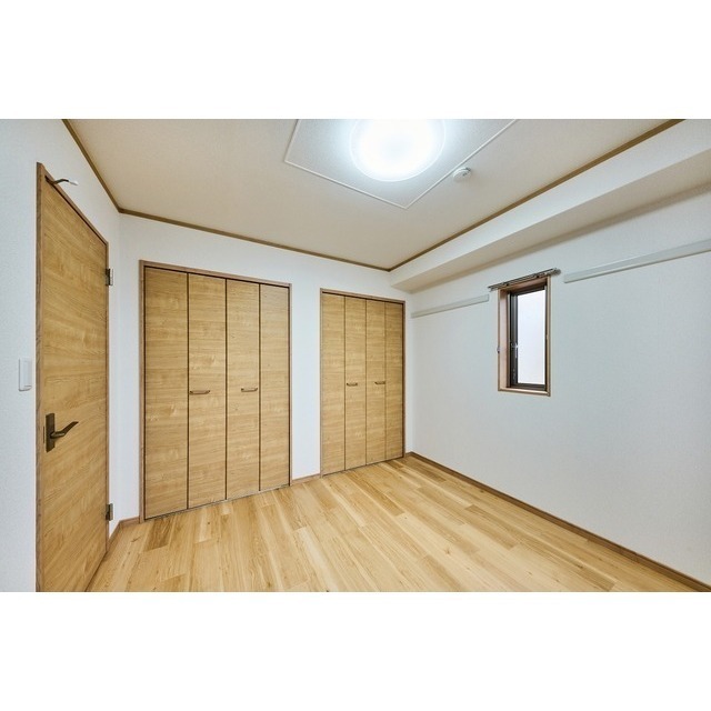 その他　洋室６帖　※中部屋のため小窓なし