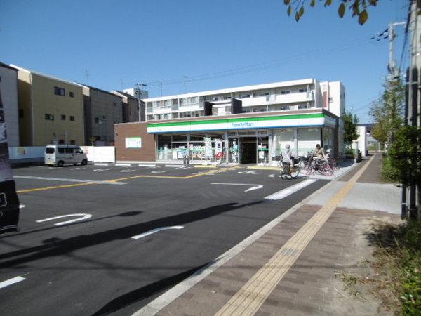 コンビニ　ファミリーマート（コンビニ）まで300m