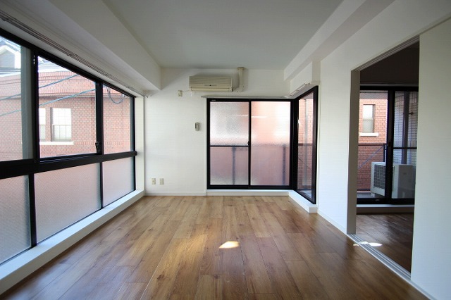 居室・リビング　同物件、別号室のものです。