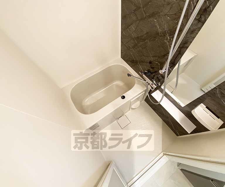 バス・シャワールーム　鏡のある便利なお風呂