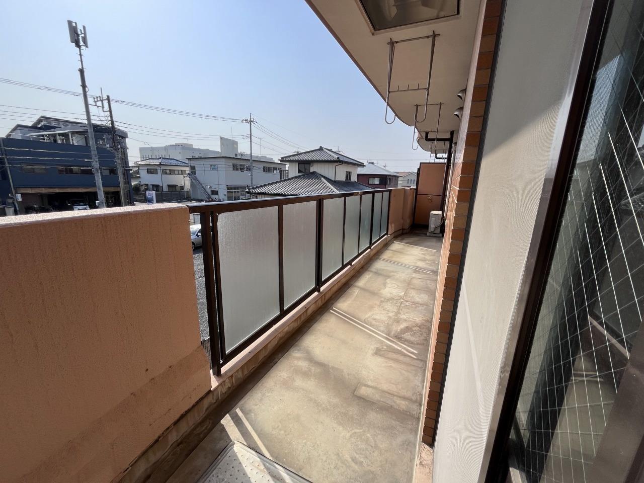 バルコニー　幅広くて日当たりのよいバルコニー