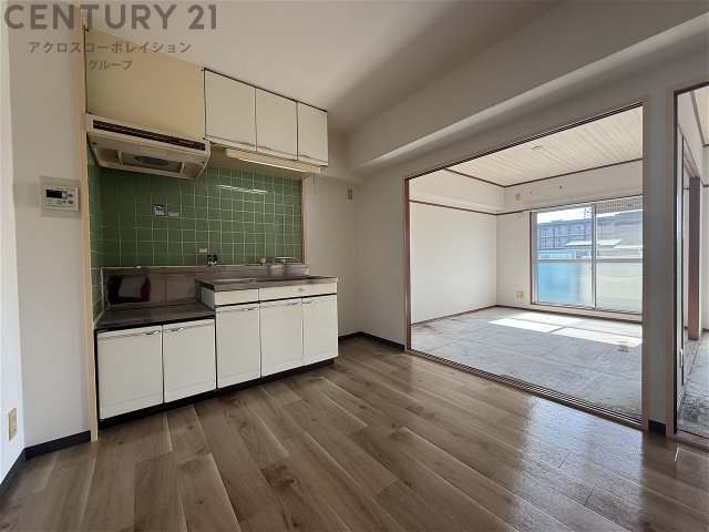 居室・リビング　床色が明るい色合いで、とてもきれいです。